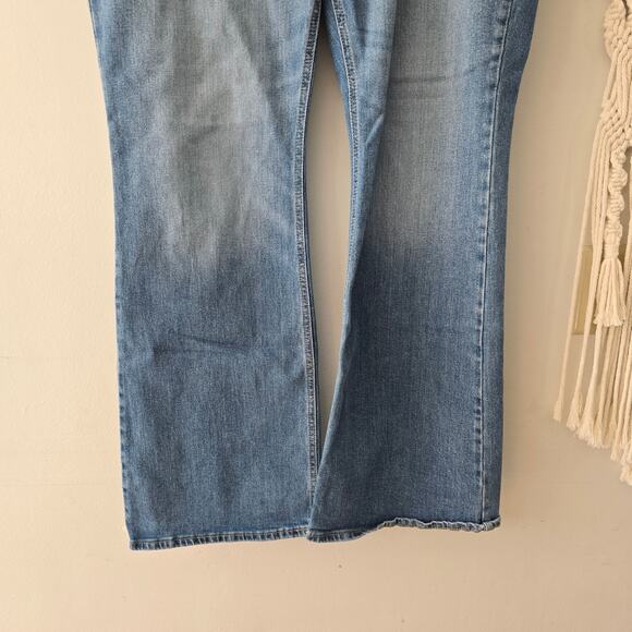 EUC Old Navy Super High Rise FLARE Jeans Secret Smooth Pockets Plus Size 18 - Picture 5 of 8